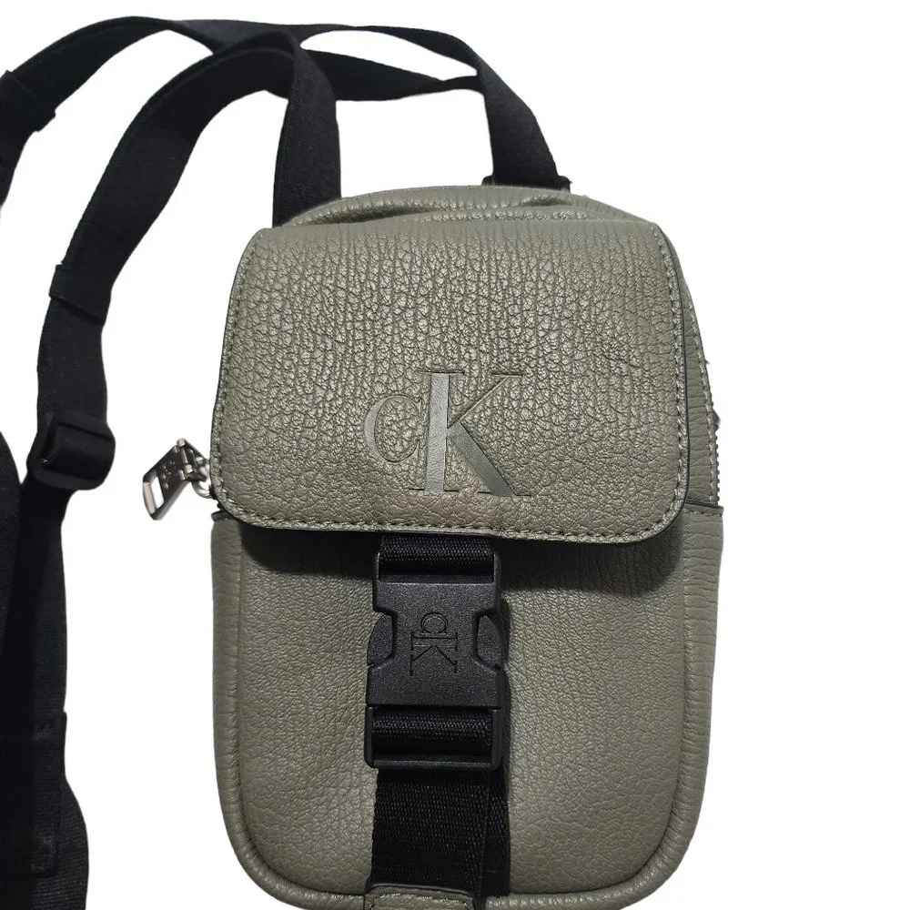 Calvin Klein Mini Flat Crossover Men s Pouch Bag - Picture 2 of 10